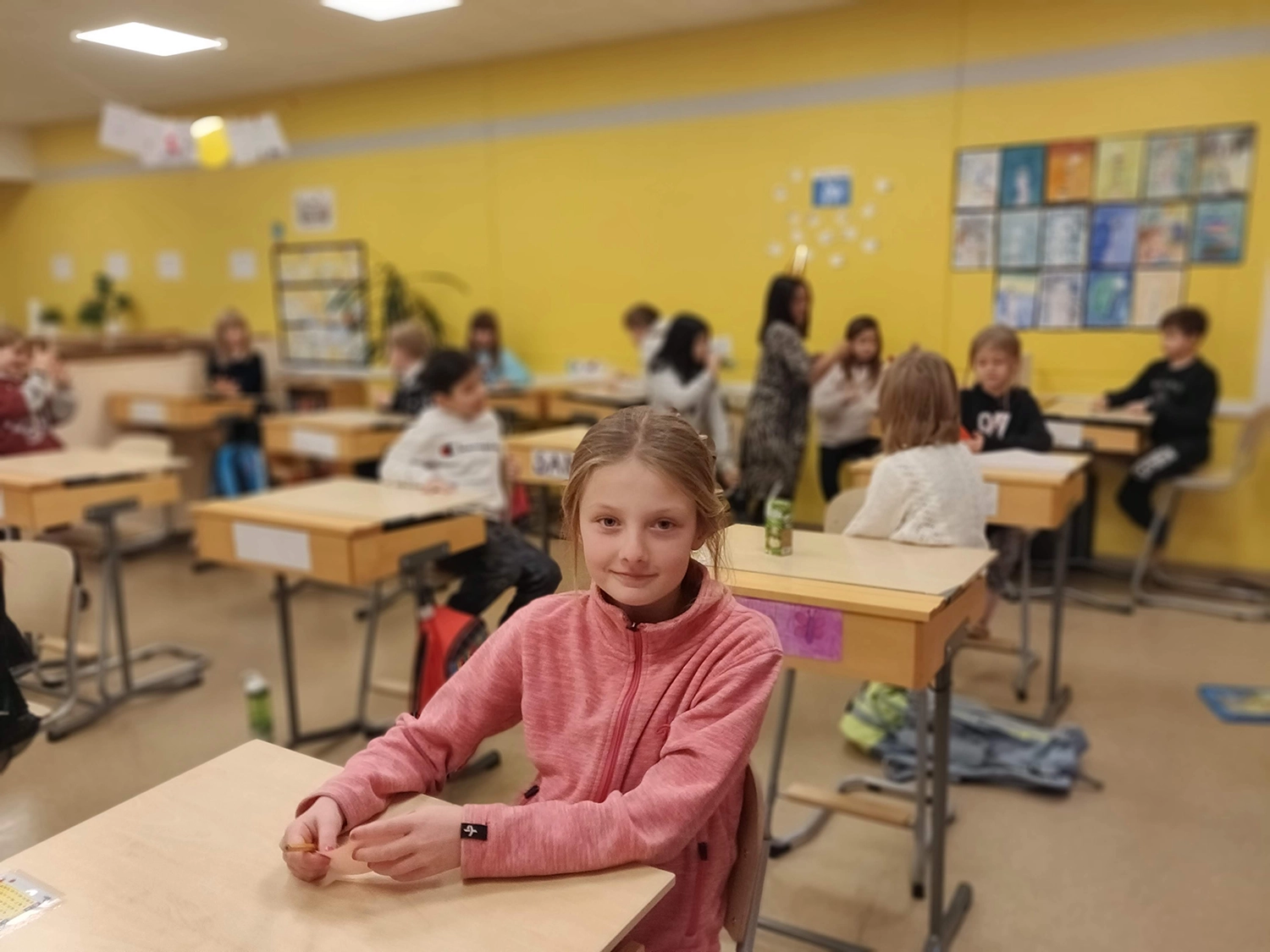 Klassrum med skolelever som sitter vid sina bänkar